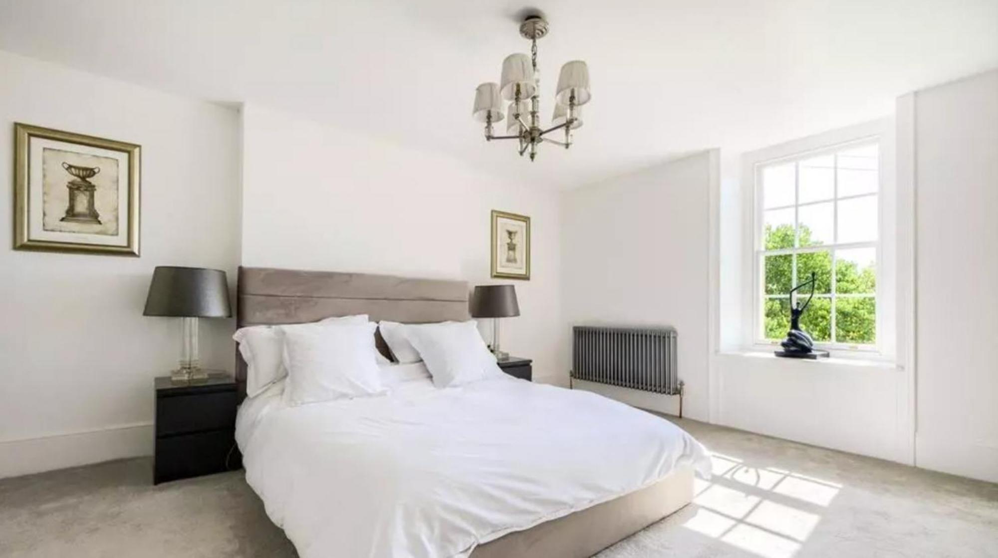 Bright & Spacious 4-bed Flat In Apartment